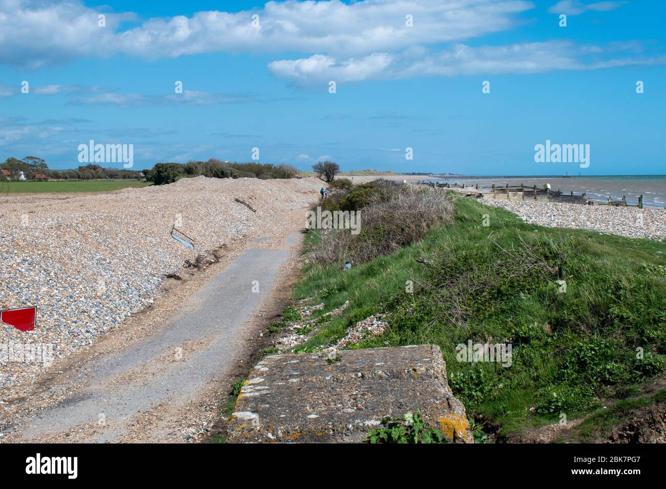 Blick auf die neue Seeverteidigung hinter der alten Verteidigung am Climping Beach, West Sussex, die von Winterstürmen zerschlagen wurde. Stockfoto