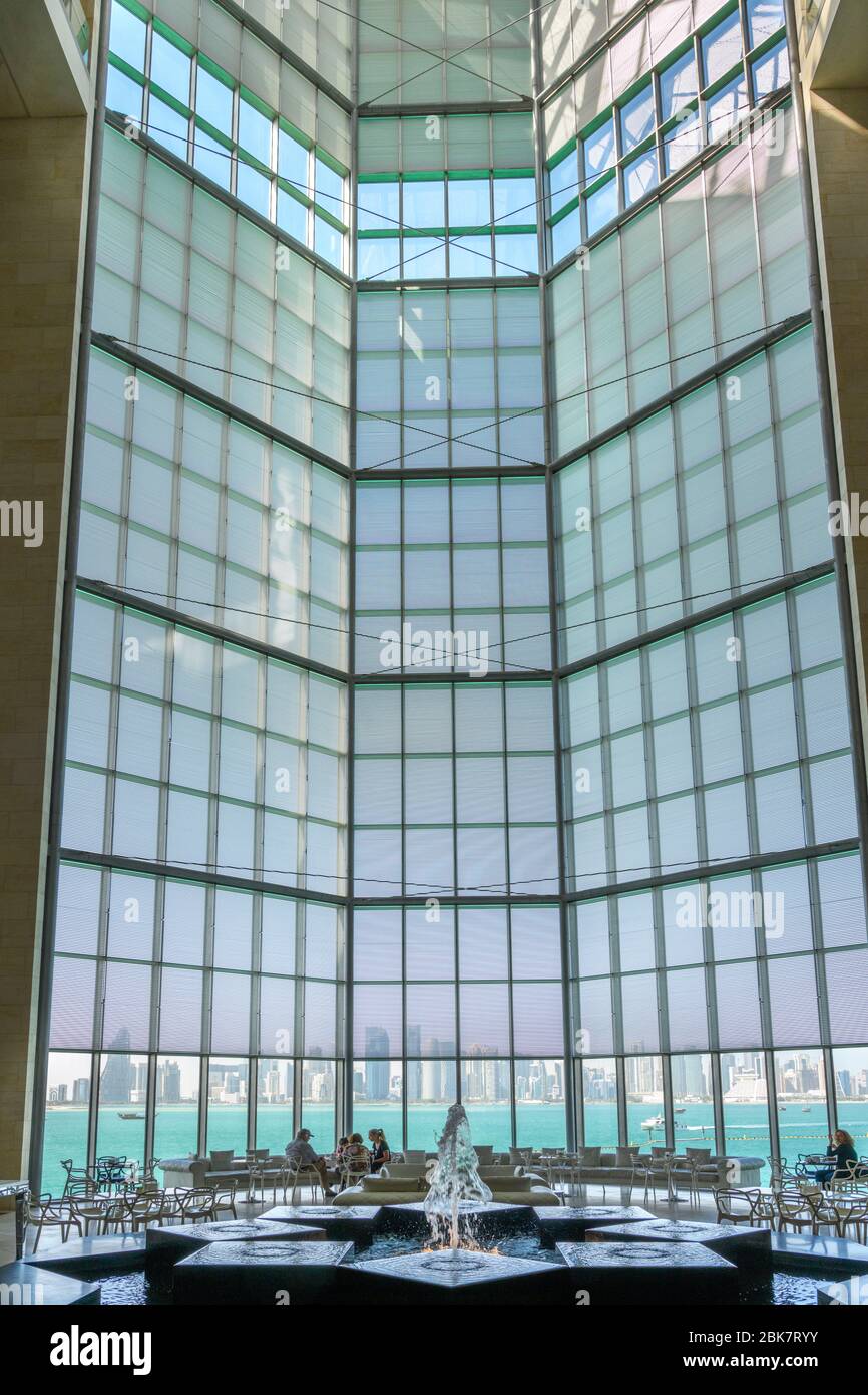 Interieur des Museums für Islamische Kunst mit Blick auf die Skyline der West Bay, Doha, Katar, Mittlerer Osten Stockfoto