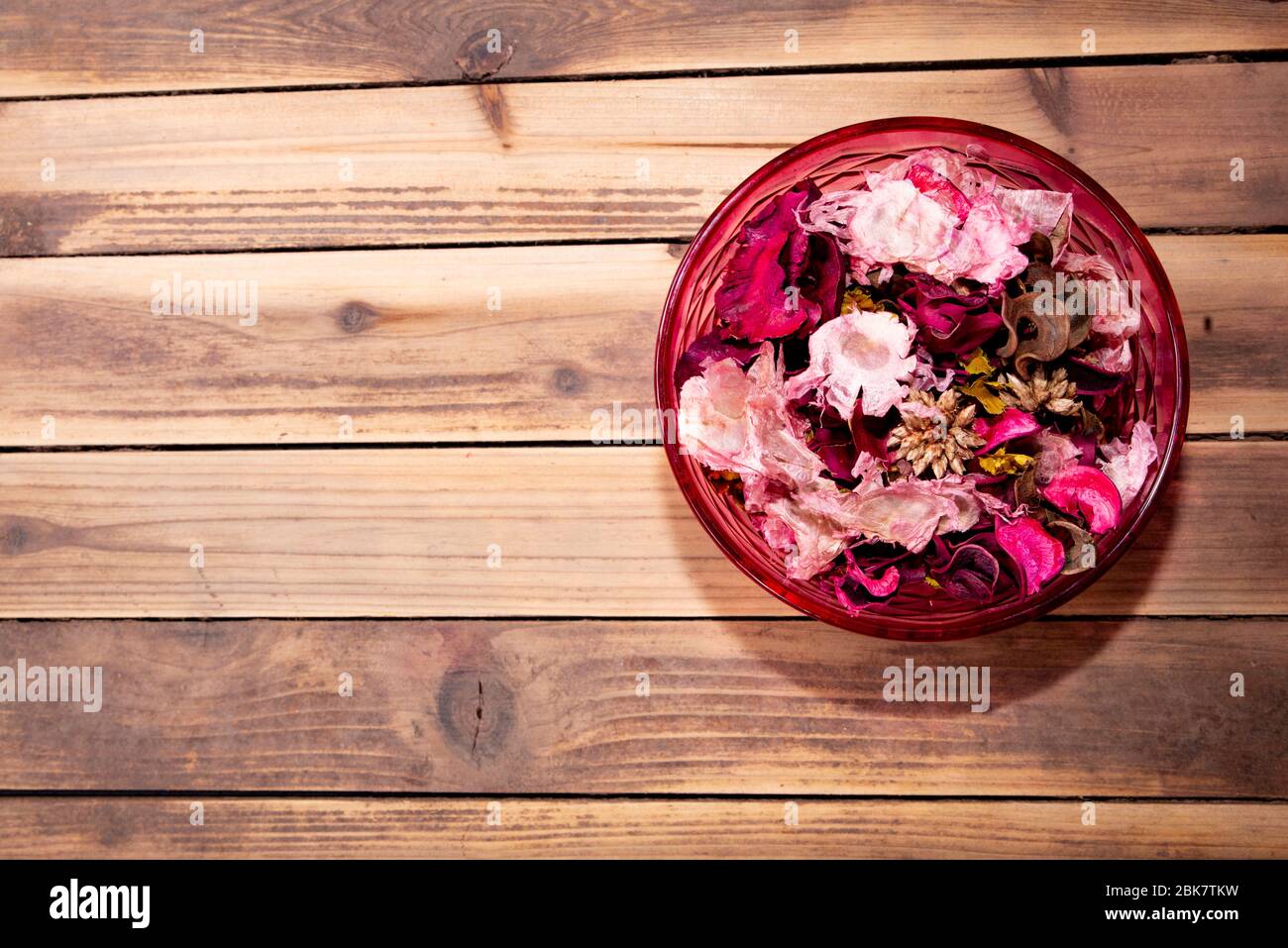 Potpurri rosa und gelbe Textur mit Blatt und Blume Stockfoto