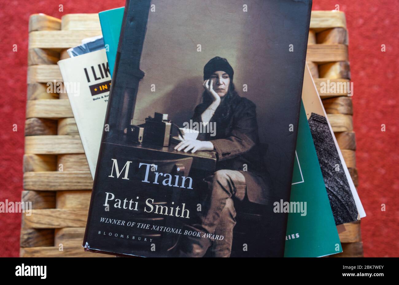 Eine Kopie von M Train A Memoiren von Patty Smith auf einem Stapel Bücher Stockfoto