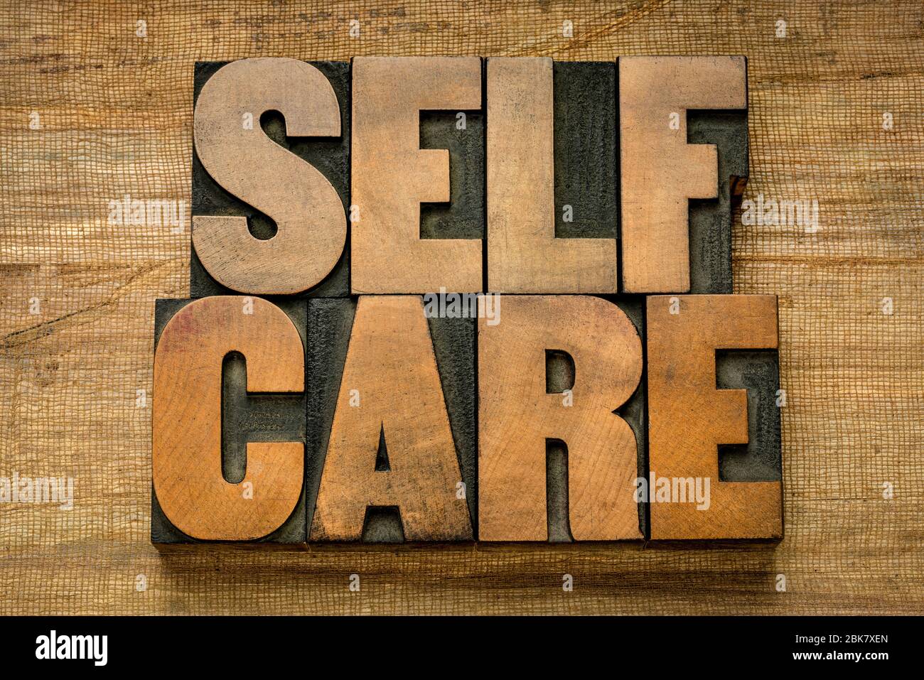 Self Care Wort abstrakt in Vintage Buchdruck Holzart auf Grunge handgemachte Papier - geistige, emotionale und körperliche Gesundheit Konzept Stockfoto