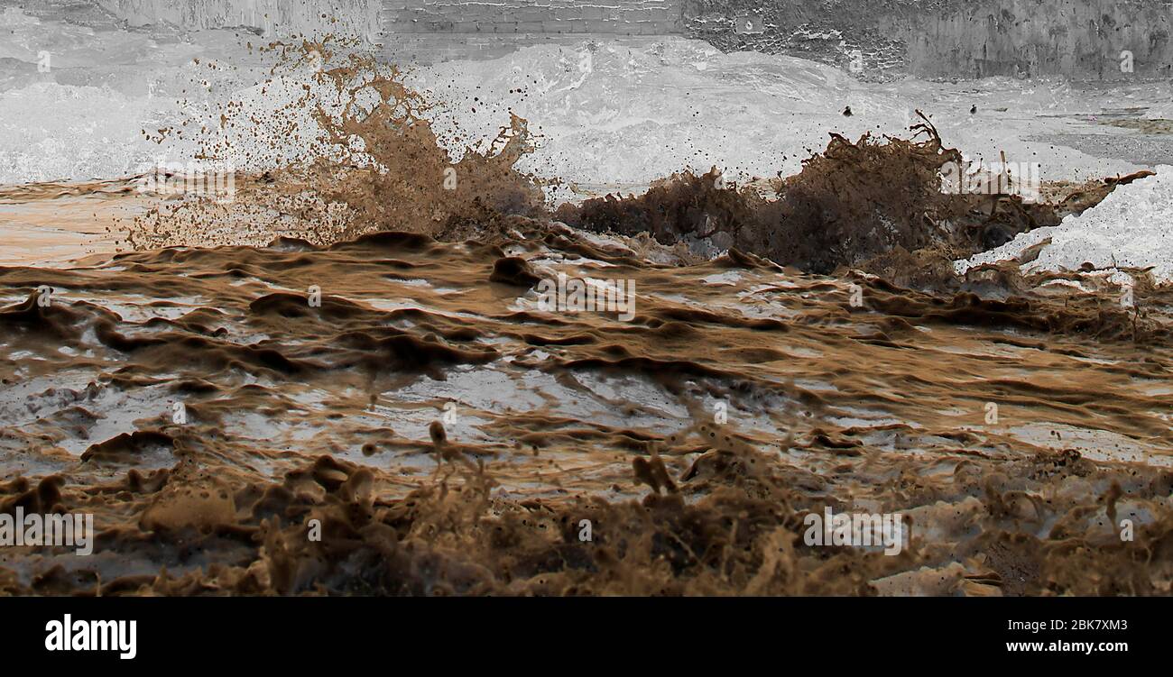 Echter Fluss aus Schlamm, spritzendem schmutzigem Wasser, Schlamm Textur oder Hintergrund Stockfoto