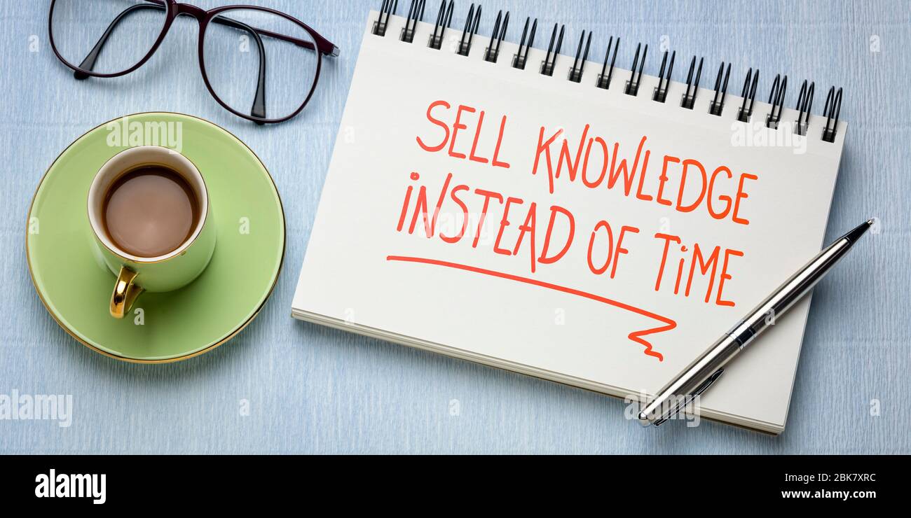 Verkaufen Sie Wissen statt Zeit - Handschrift in einem Spiralbuch, langes Bannerformat, kreatives Einkommen Konzept Stockfoto