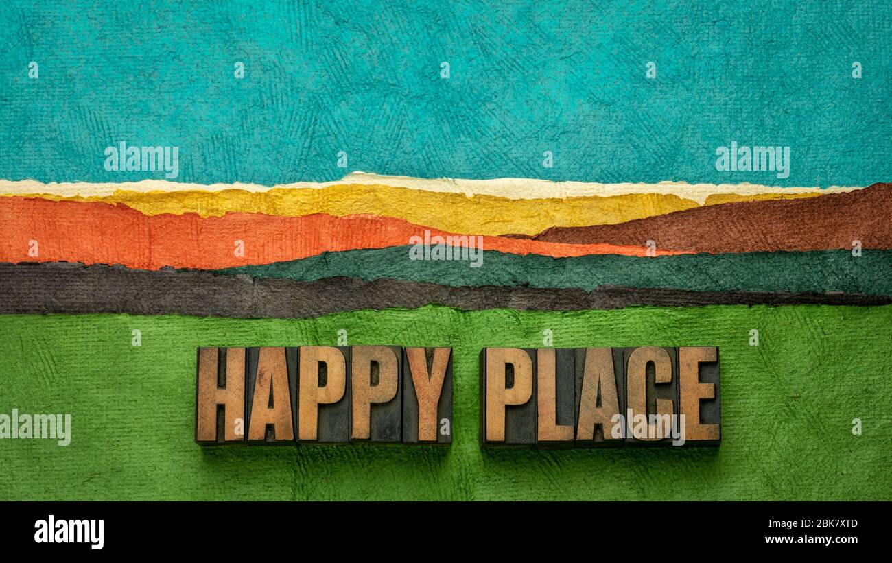 Happy Place - Wort abstrakt im Vintage-Buchdruck Holzart gegen abstrakte Papierlandschaft, Freude und Glück Konzept - eine Erinnerung, Situation oder Handlung Stockfoto