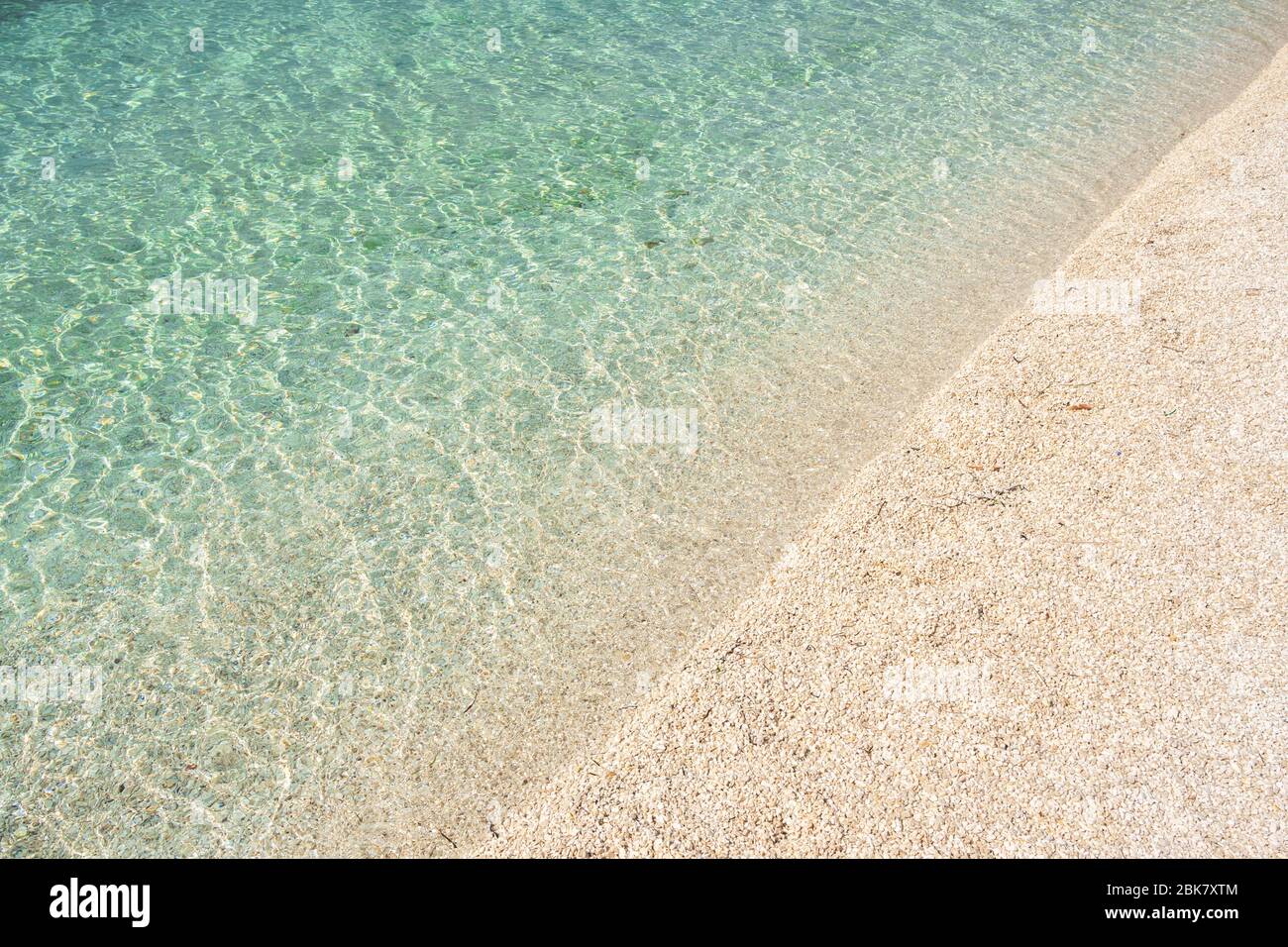 Schöner leerer Strand an der Adria in Kroatien. Stockfoto