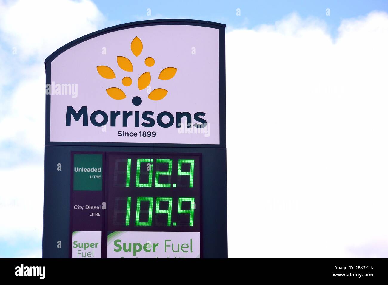 Preisschild für die Morrisons Tankstelle in Manchester, England, Großbritannien, zeigt bleifrei bei 102.9 Pence pro Liter. Die Ölpreise fielen im Frühjahr 2020. Stockfoto