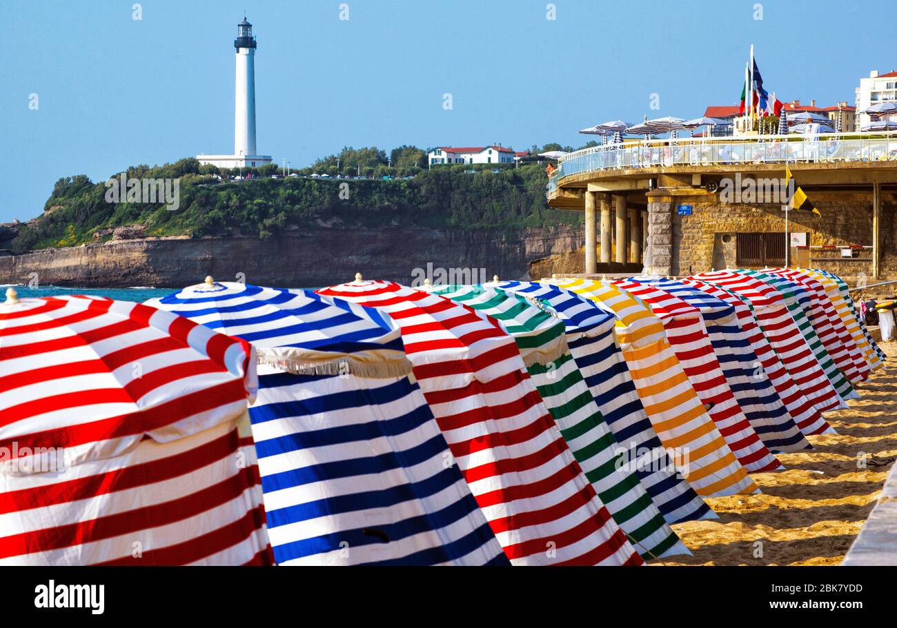 Die bunten Strandzelte von Biarritz, Frankreich Stockfoto