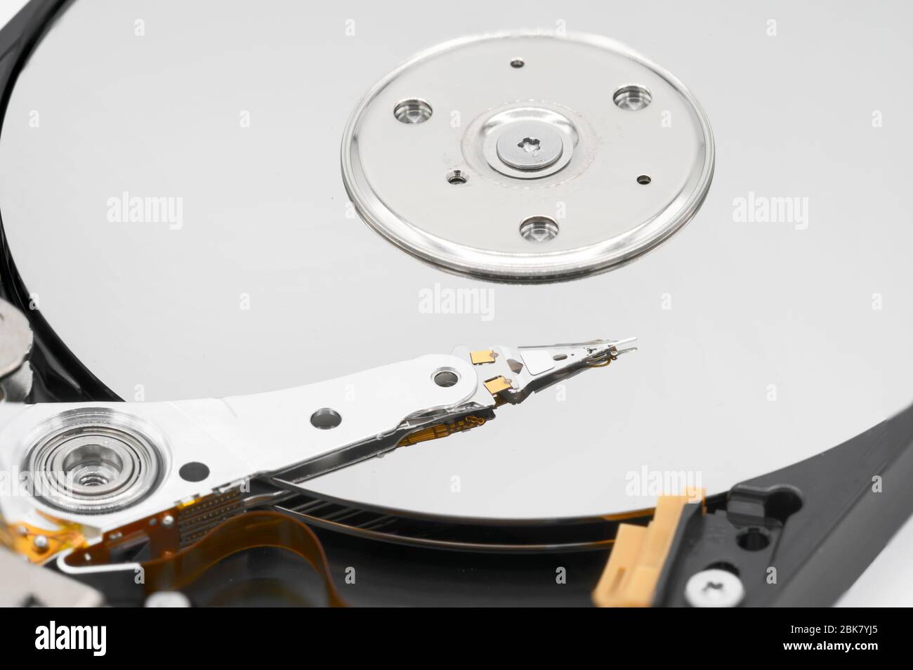 Festplatte des Computers. Nahaufnahme der zerlegten Festplatte . Stockfoto