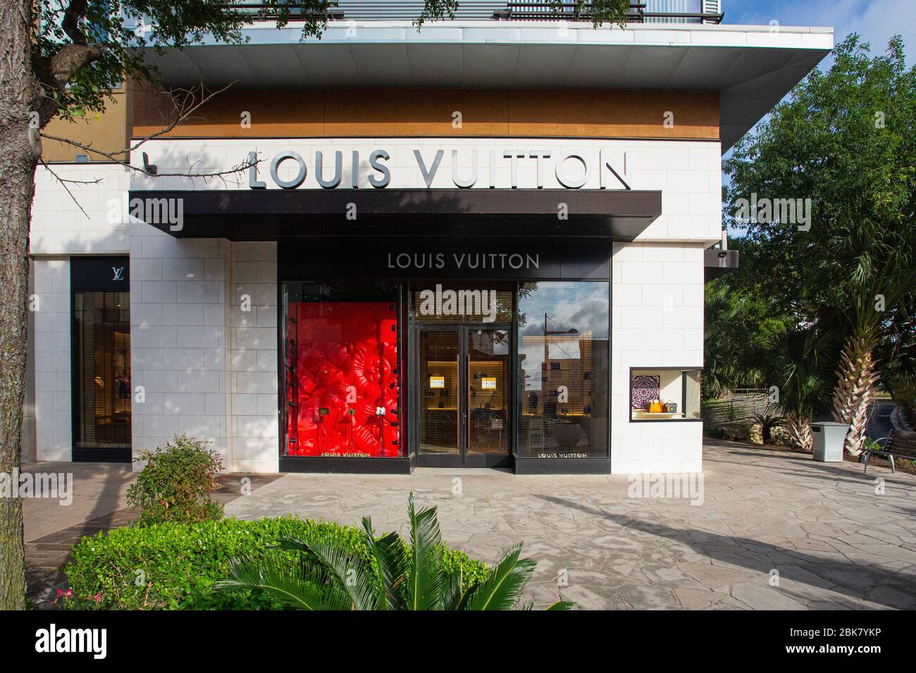 Ein Louis Vuitton Store während der Pandemie 2020 Stockfoto
