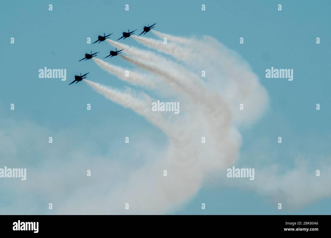 Baltimore, Maryland, USA. Mai 2020. Die Blue Angels der US Navy und die Thunderbirds der US Air Force ehren Coronavirus-Ersthelfer und wichtige Arbeiter während der starken Überführung Amerikas über Baltimore. Eine Formation von sechs F-16C/D Fighting Falcon und 6 F/A-18C/D Hornet Flugzeugen führte die Überführung am Samstagmorgen als gemeinsamen Gruß an die Gesundheitsarbeiter, Ersthelfer, Militär und andere wichtige Mitarbeiter durch, während sie in Solidarität mit allen Amerikanern während der COVID-19 Pandemie stand. Quelle: Cal Sport Media/Alamy Live News Stockfoto