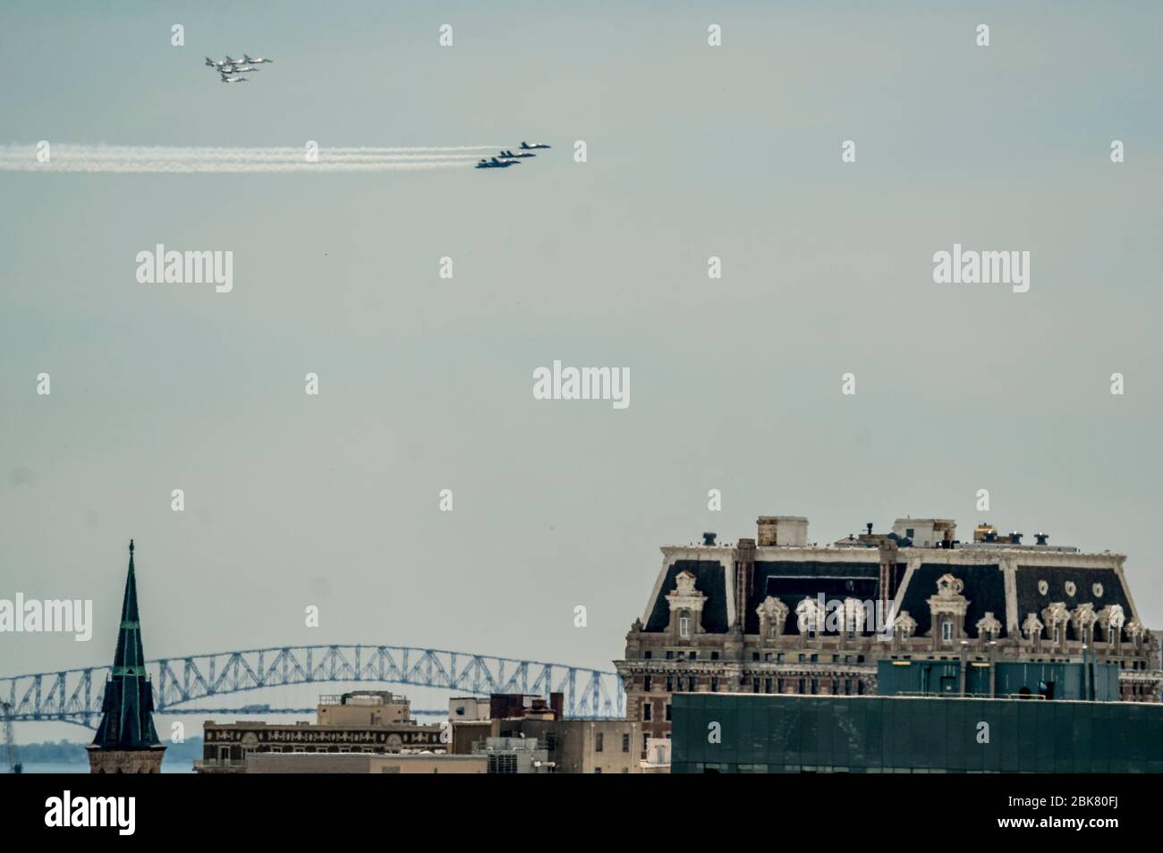 Baltimore, Maryland, USA. Mai 2020. Die Blue Angels der US Navy und die Thunderbirds der US Air Force ehren Coronavirus-Ersthelfer und wichtige Arbeiter während der starken Überführung Amerikas über Baltimore. Eine Formation von sechs F-16C/D Fighting Falcon und 6 F/A-18C/D Hornet Flugzeugen führte die Überführung am Samstagmorgen als gemeinsamen Gruß an die Gesundheitsarbeiter, Ersthelfer, Militär und andere wichtige Mitarbeiter durch, während sie in Solidarität mit allen Amerikanern während der COVID-19 Pandemie stand. Quelle: Cal Sport Media/Alamy Live News Stockfoto