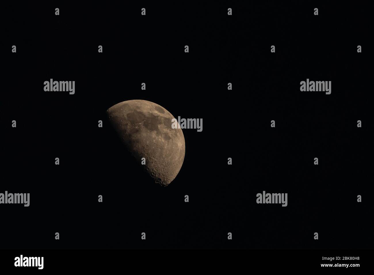 Der Mond wie am Himmel von Katar gesehen Stockfoto