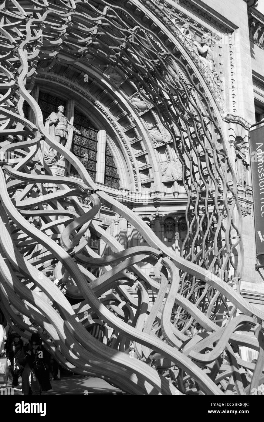 Timber Wave Structure London Festival of Architecture Victoria & Albert Museum, Cromwell Road, Knightsbridge, London SW7 von Amanda Levete Architects Stockfoto