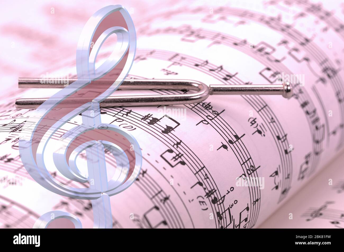 Treble-Schlüssel und Stimmgabel auf Noten Stockfoto