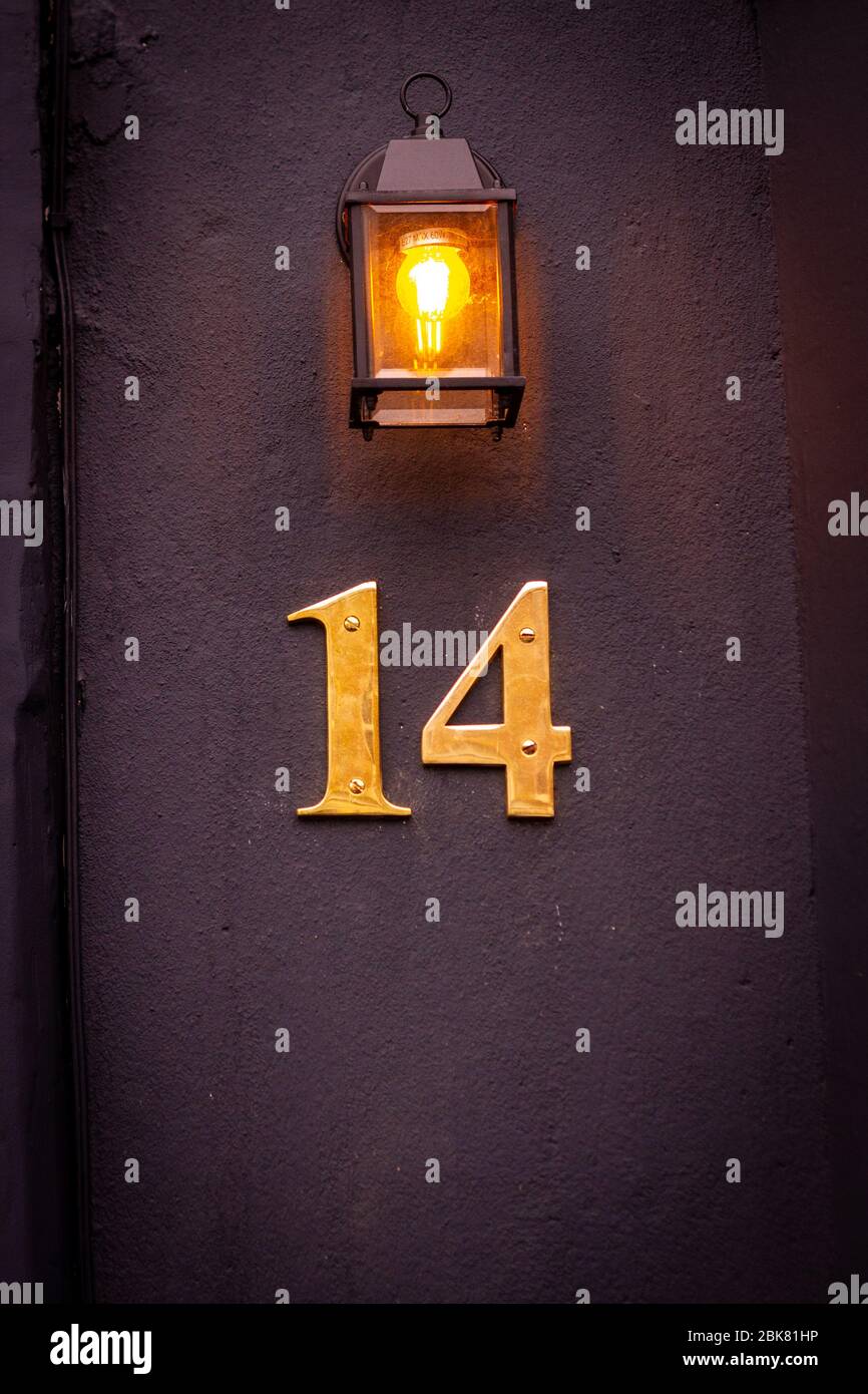 Hausnummer 14 von oben durch eine Laterne beleuchtet Stockfoto