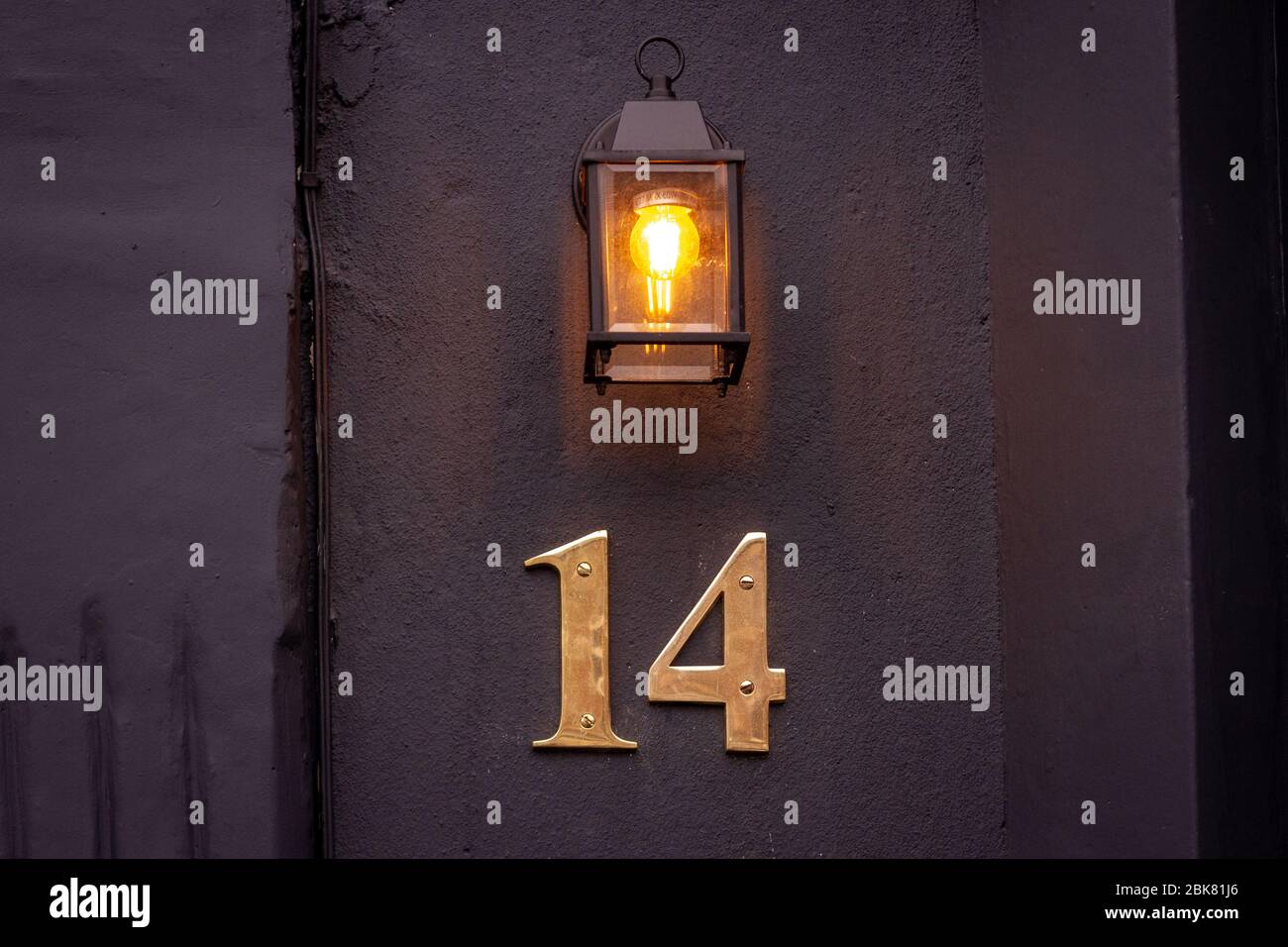 Hausnummer 14 von oben durch eine Laterne beleuchtet Stockfoto