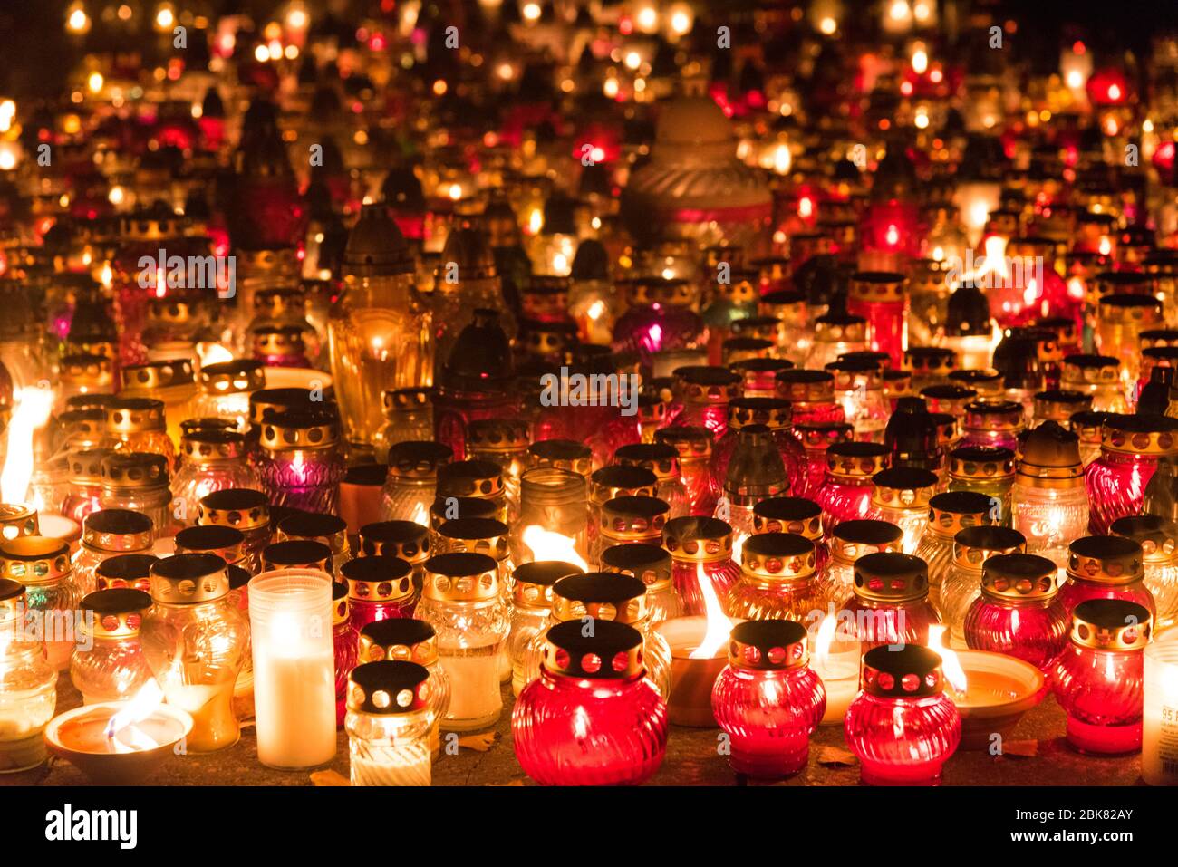 Kerzen am Allerheiligen Tag Stockfoto