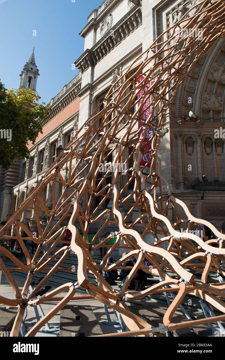 Timber Wave Structure London Festival of Architecture Victoria & Albert Museum, Cromwell Road, Knightsbridge, London SW7 von Amanda Levete Architects Stockfoto