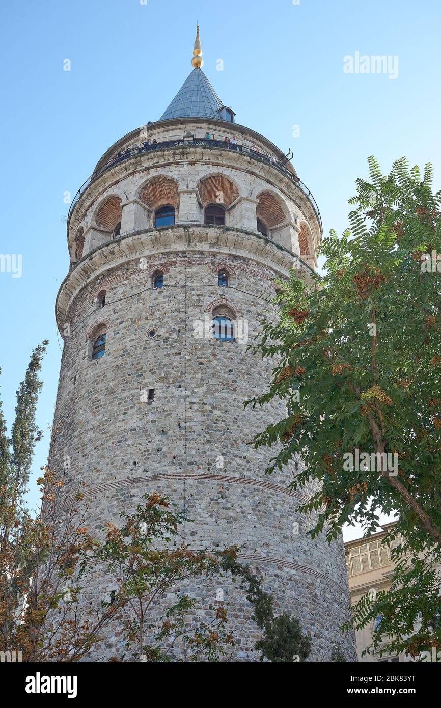 Istanbul, Türkei- 18. September 2017:Galata Turm von unten fotografiert, mit Besuchern Stockfoto