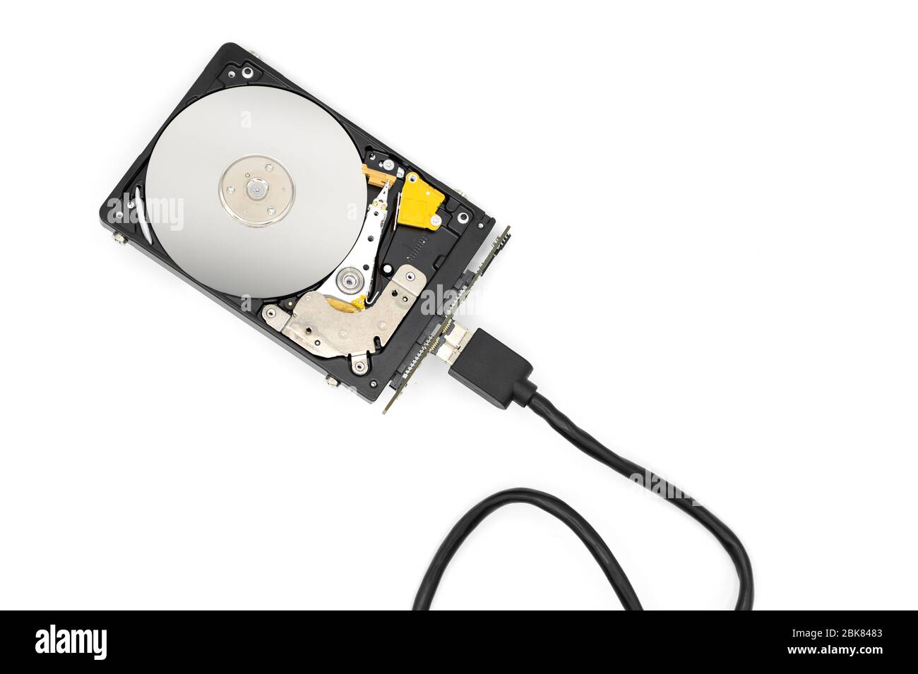 Disassambled Festplatte mit einem Kabel verbunden, isoliert auf weißem Hintergrund . Stockfoto