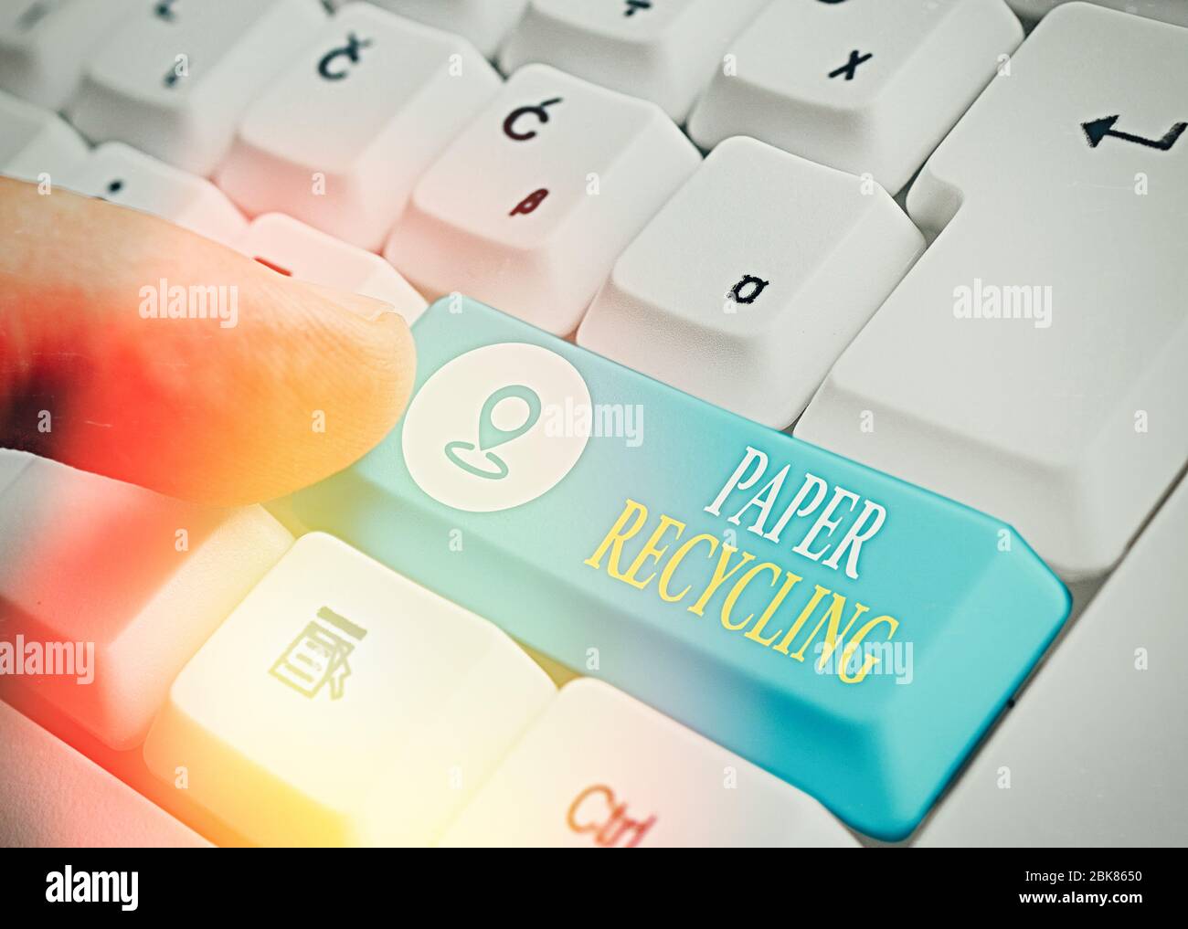 Konzeptionelle Handschrift mit Papier Recycling. Konzept, das heißt, die Altpapiere auf neue Weise durch Recycling zu nutzen Stockfoto
