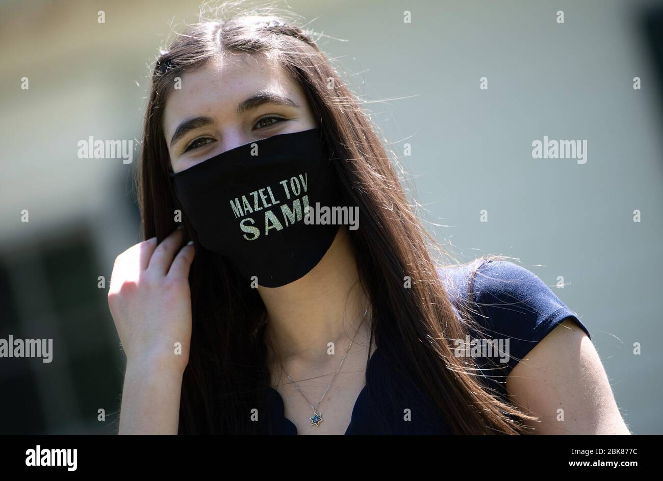 Potomac, Usa. Mai 2020. Sami Snow passt ihre benutzerdefinierte Maske während ihrer Drive-by bat Mizvah Feier in Potomac, Maryland am Samstag, 2. Mai 2020. Die Familie hielt eine kleine Zeremonie im Haus ab, bei der der Rabbi online amtete, gefolgt von einer Überraschungsfahrt durch die Mitzwa-Feier aufgrund der sozialen Distancing-Anforderungen des Coronavirus (COVID-19). Foto von Kevin Dietsch/UPI Quelle: UPI/Alamy Live News Stockfoto