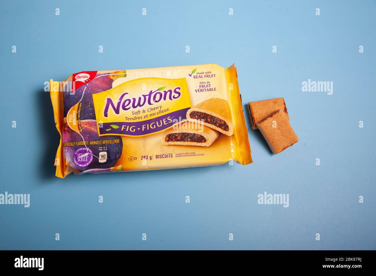 11. April 2020 - Halifax, Kanada: Eine Packung von Fig Newton von Christie auf blauem Hintergrund Stockfoto