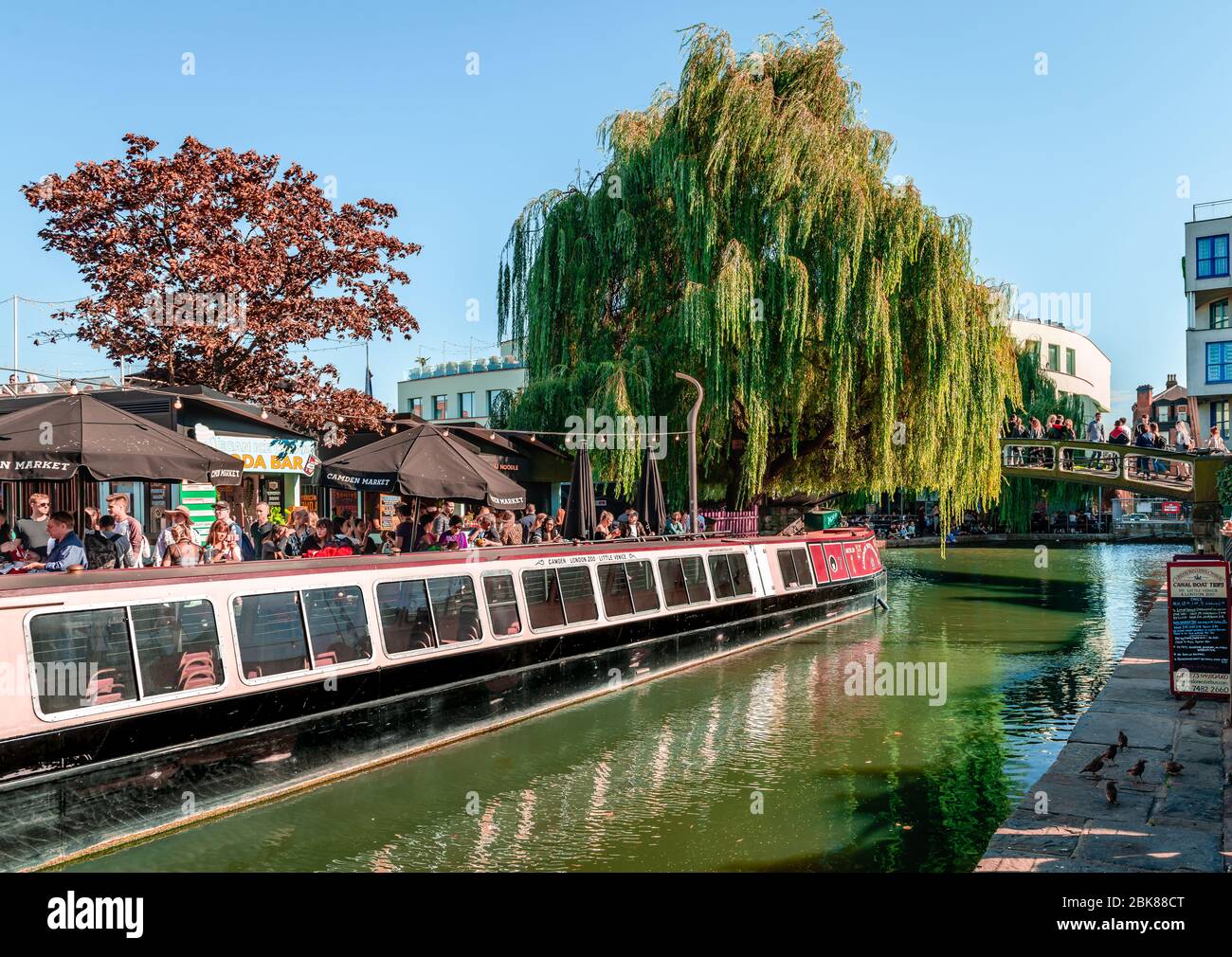 London / UK - September 16 2018: Die Menschen genießen einen warmen Herbstsonntagmorgen an Camdens Schleuse. Stockfoto