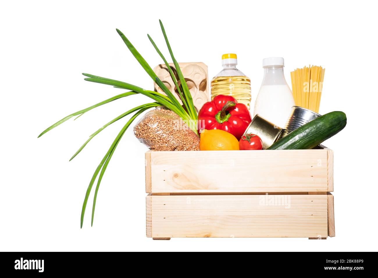 Spende oder Lieferung Holzkiste mit Lebensmitteln isoliert auf weißem Hintergrund. Stockfoto