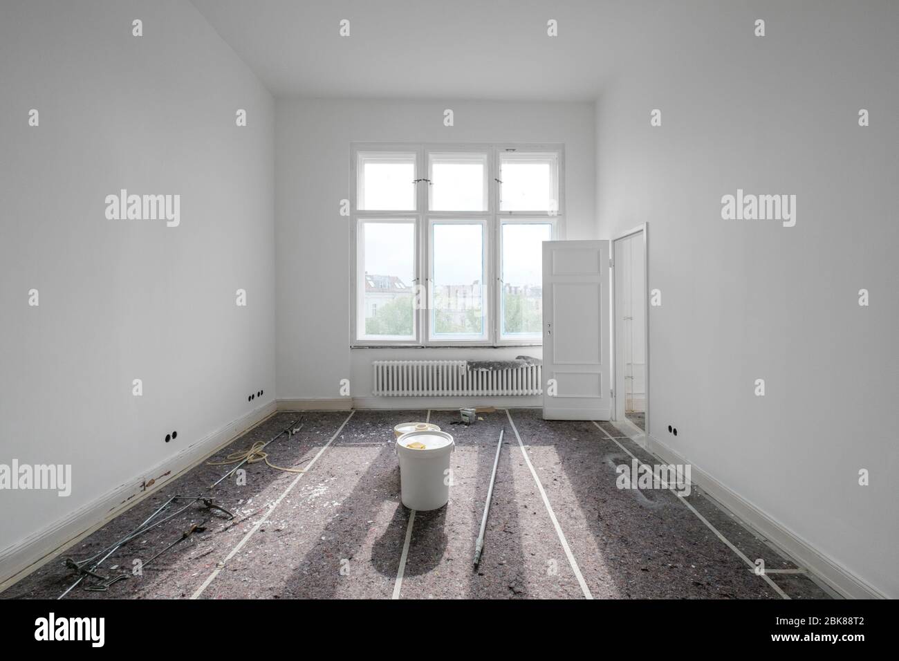 Leeres Zimmer während der Renovierung mit Farbbehälter - Stockfoto