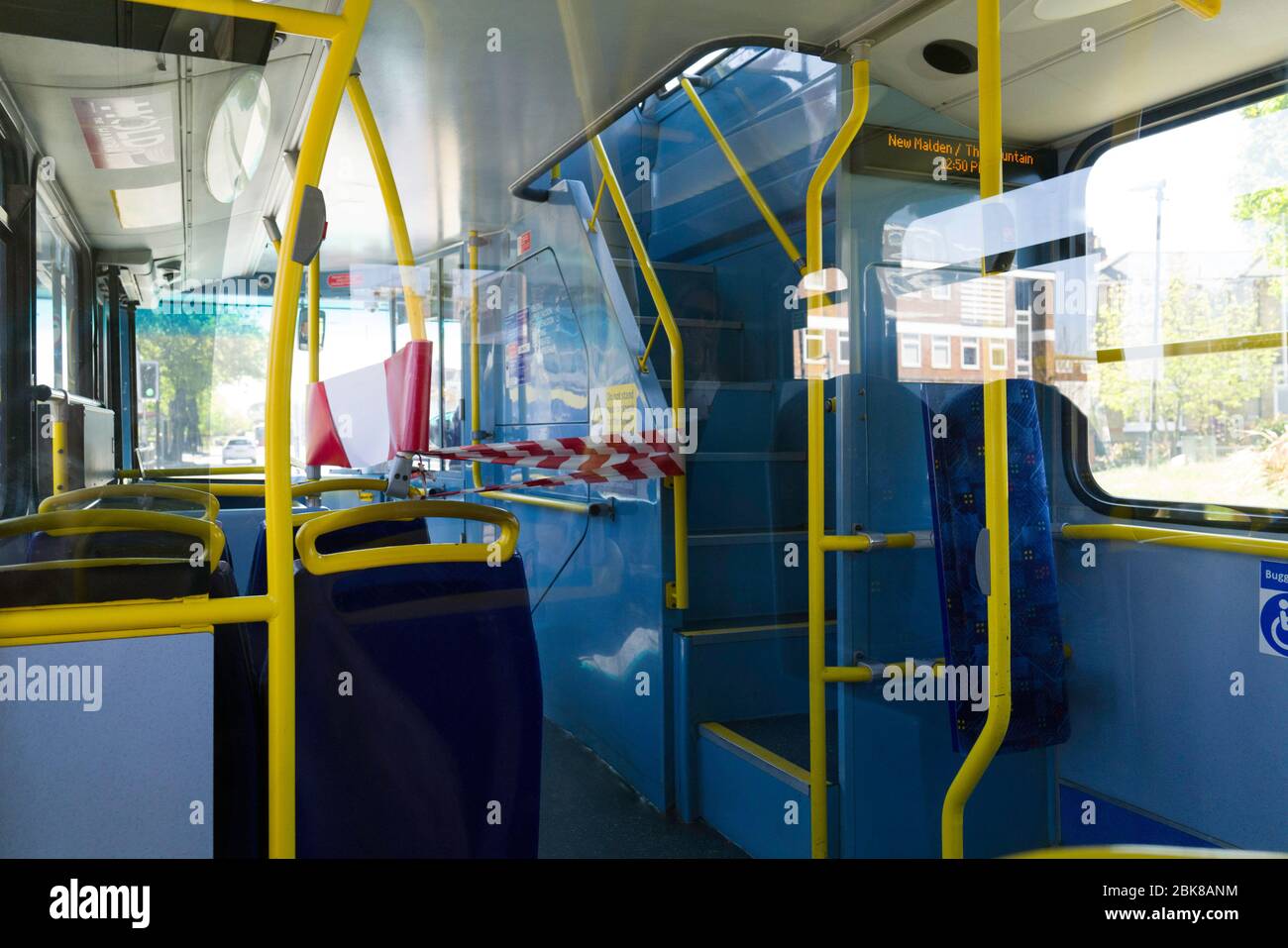 Abgeklebte Bereiche in Bussen, die verhindern, dass Passagiere neben Busfahrern sitzen. Stockfoto