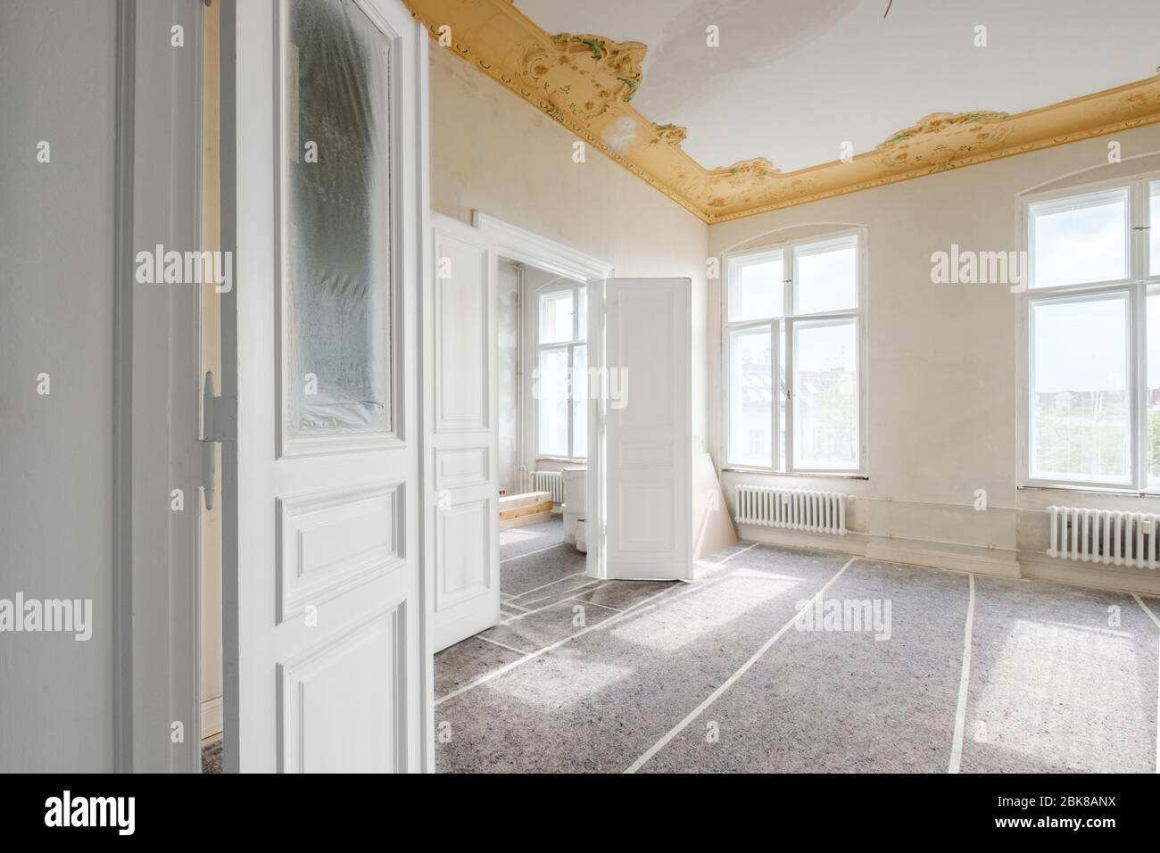 Leere Wohnung während der Renovierung, Zimmer renovieren - Stockfoto