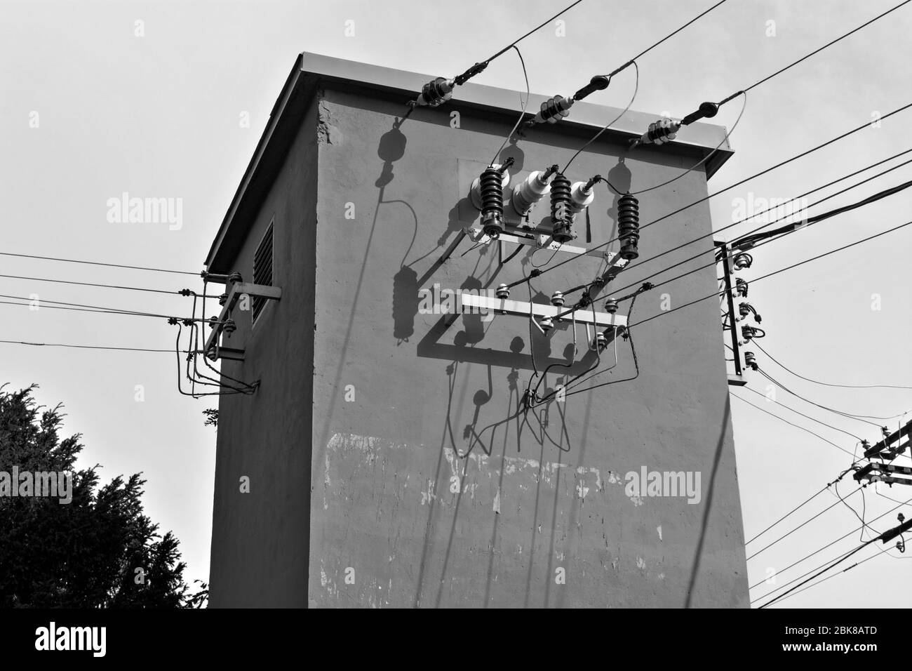 Große Umspannwerk, das Strom liefert große Anzahl von Häusern. Stockfoto