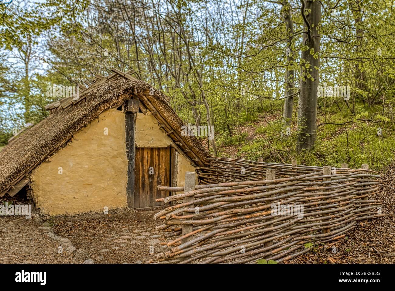 Rekonstruktion eines kleinen wikingerhauses mit Schilf und einem Zaun um Frederikssund, Dänemark, 29. April 2020 Stockfoto