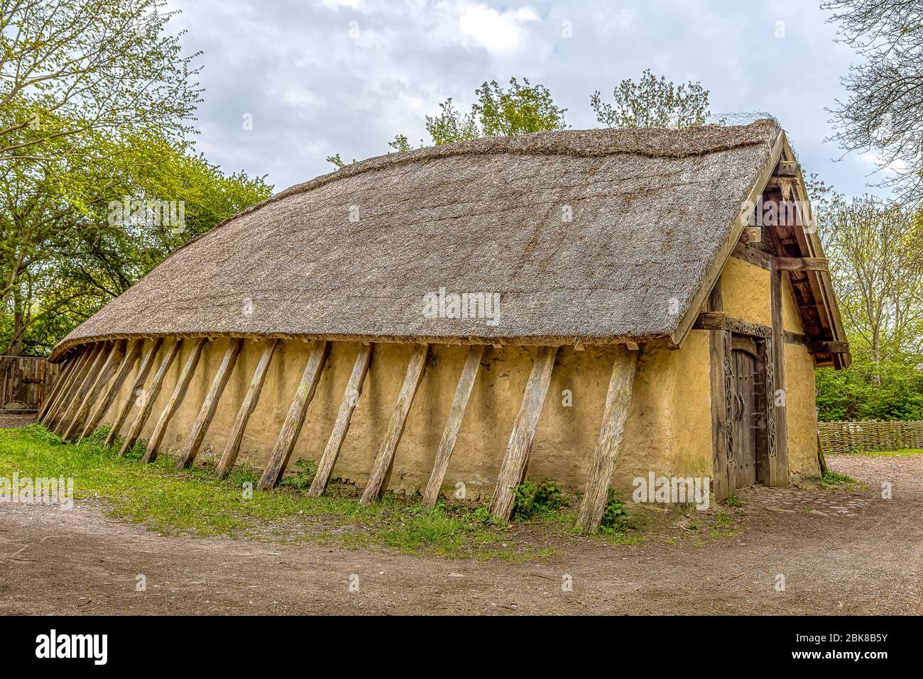 Rekonstruktion einer alten Wikingerhalle mit Schilf in Frederikssund, Dänemark, 29. April 2020 Stockfoto