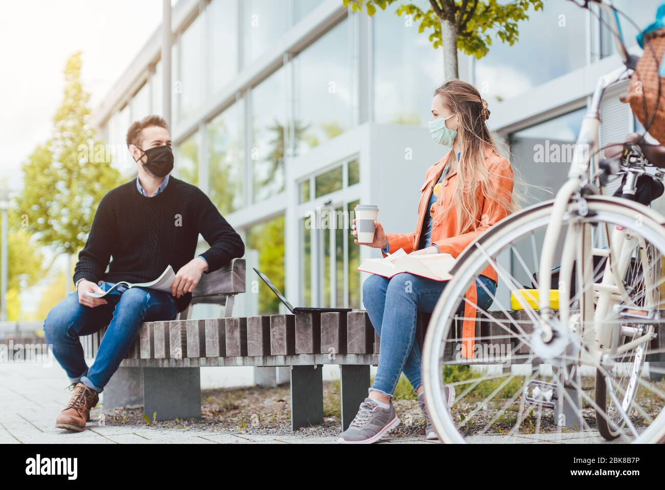 Studenten auf dem Universitätscampus halten soziale Distanz durch Coronavirus Stockfoto