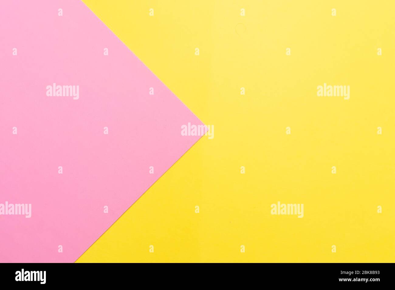 Rosa und gelb zwei Farben Papier geometrische dreieckigen Hintergrund. Rosa Dreieck auf gelbem Hintergrund Stockfoto