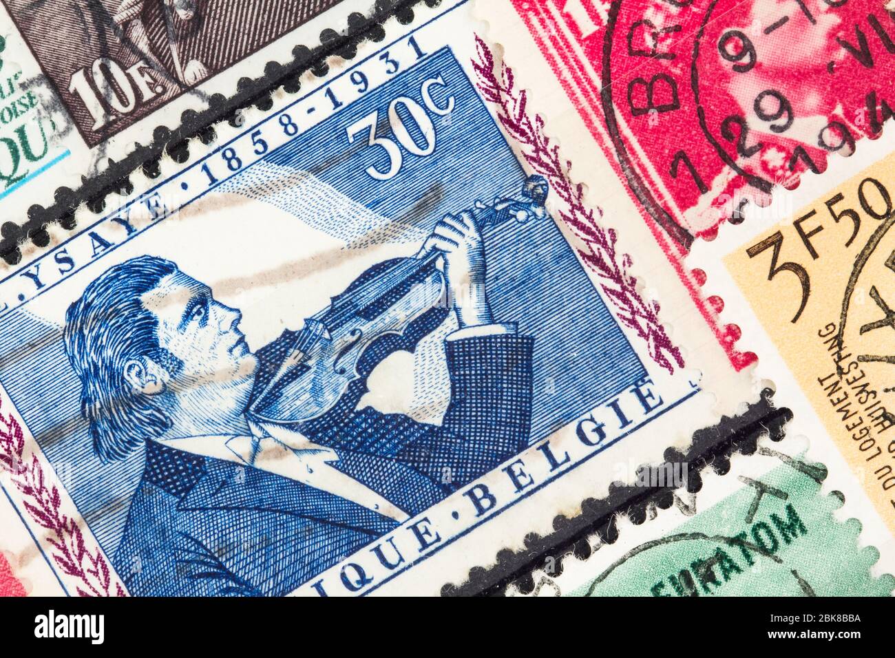 SEATTLE WASHINGTON - 1. Mai 2020: Hintergrund der Briefmarken Belgiens, eine mit Nahaufnahme des Musikers Eugene Ysaye. Scott # 526 Stockfoto