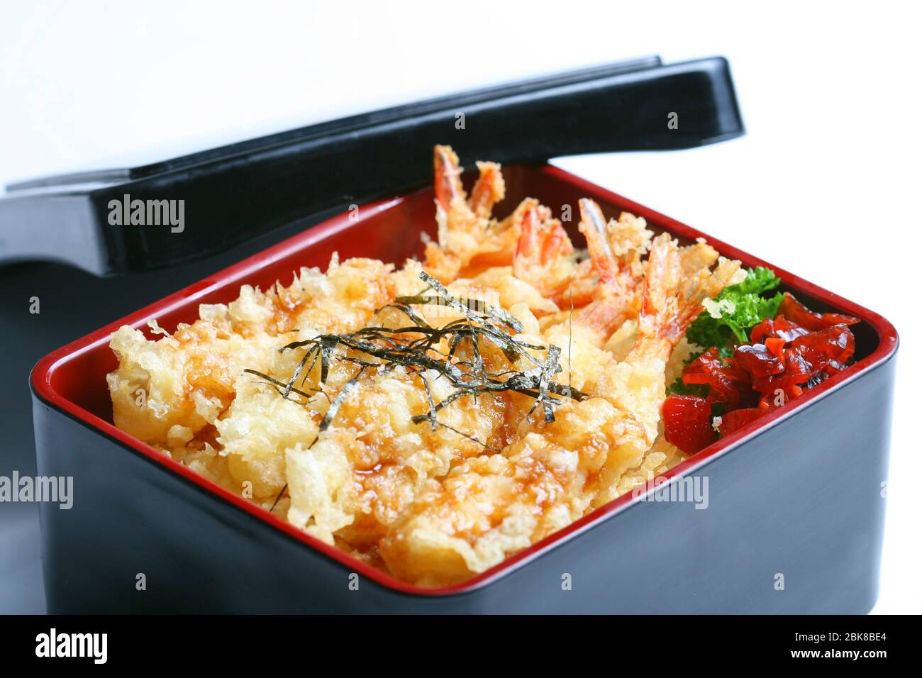 EBI Tempura don oder Ebi Kakiage serviert mit rotem eingelegtem Gemüse (Fukujin Zuke) auf weißem Hintergrund Stockfoto