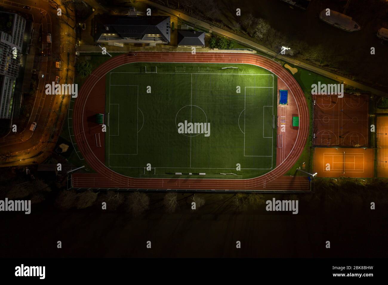 Luftaufnahme eines Fußballplatzes mit Beleuchtung und Tennisplatz auf der Ile de la Jatte in Paris Stockfoto