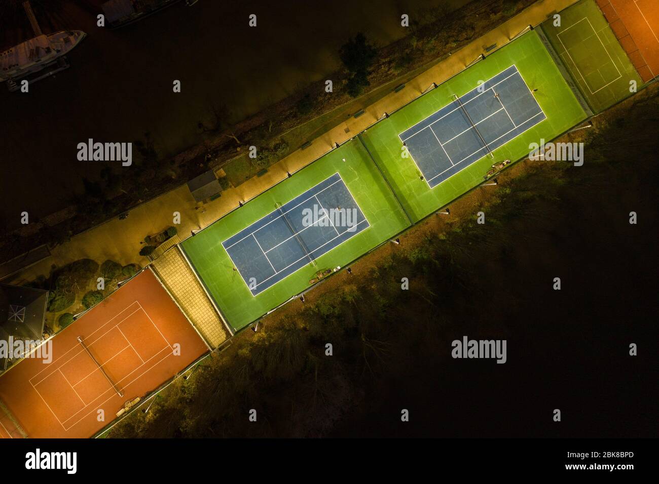 Luftbild Nacht Tennis Licht auf den Plätzen der Neuilly Tennis Association auf der Ile de la Jatte in Paris Frankreich Stockfoto