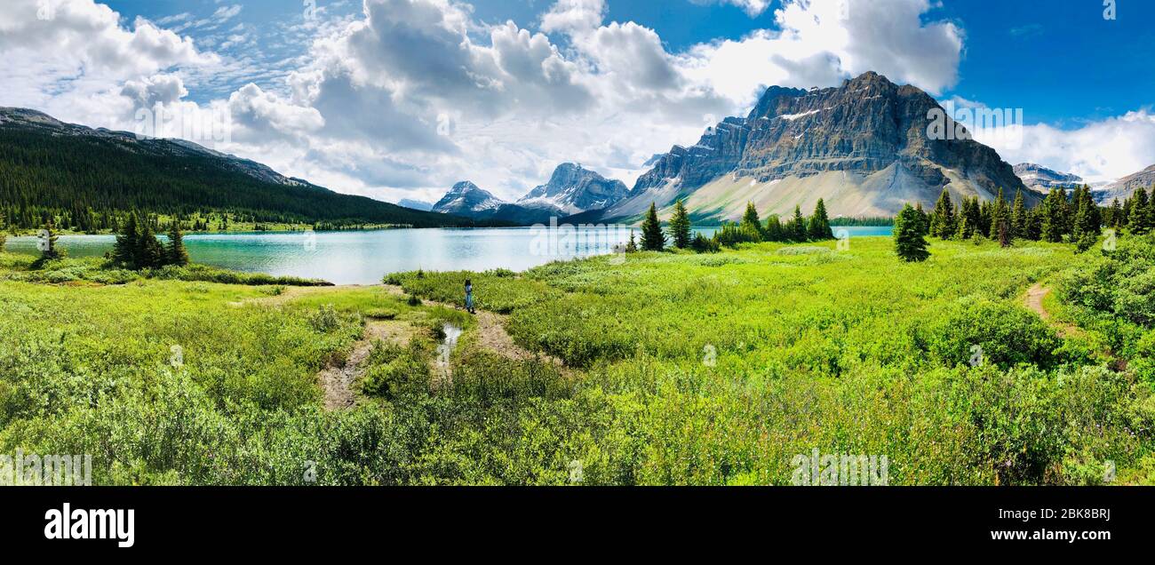 Wunderschöner Canadian Lake, Grass and Mountain Range - unberührte und landschaftlich reizvolle Natur am Moraine Lake, Alberta Stockfoto