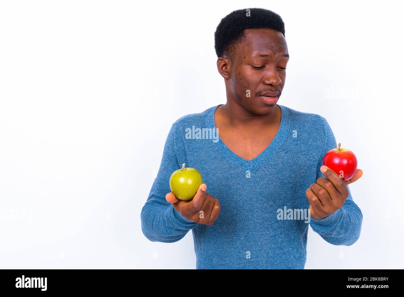 Junge schöne afrikanische Menschen gegen den weißen Hintergrund Stockfoto