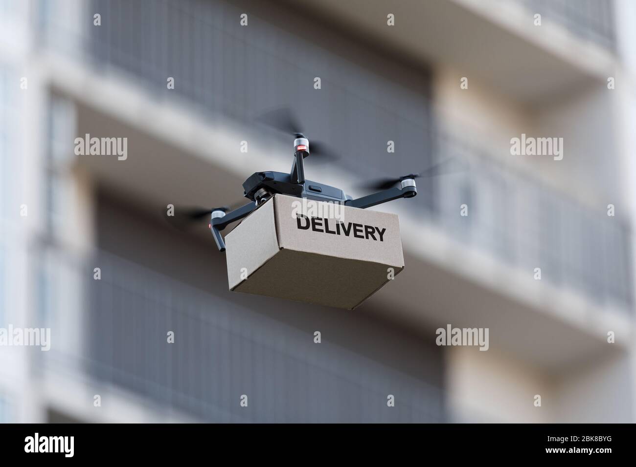 Fliegende Drohne mit Propeller für schnellen Frachttransport Stockfoto