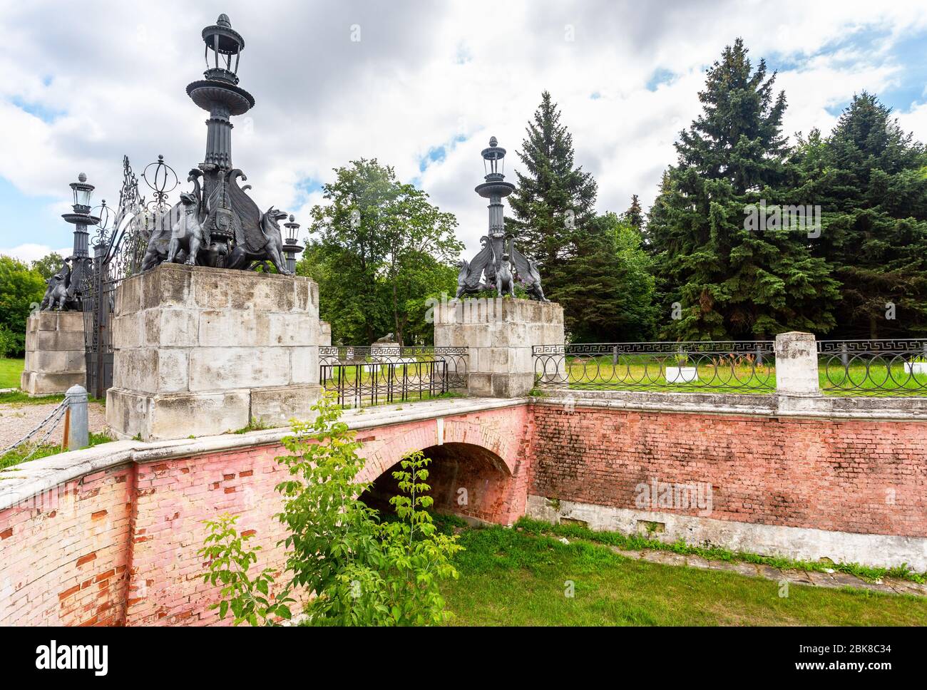 Steinbrücke mit Statuen von Greifen am Eingang zum Hof des Landgutes von Vlachernskoje - Kuzminki. 1830 installiert Stockfoto