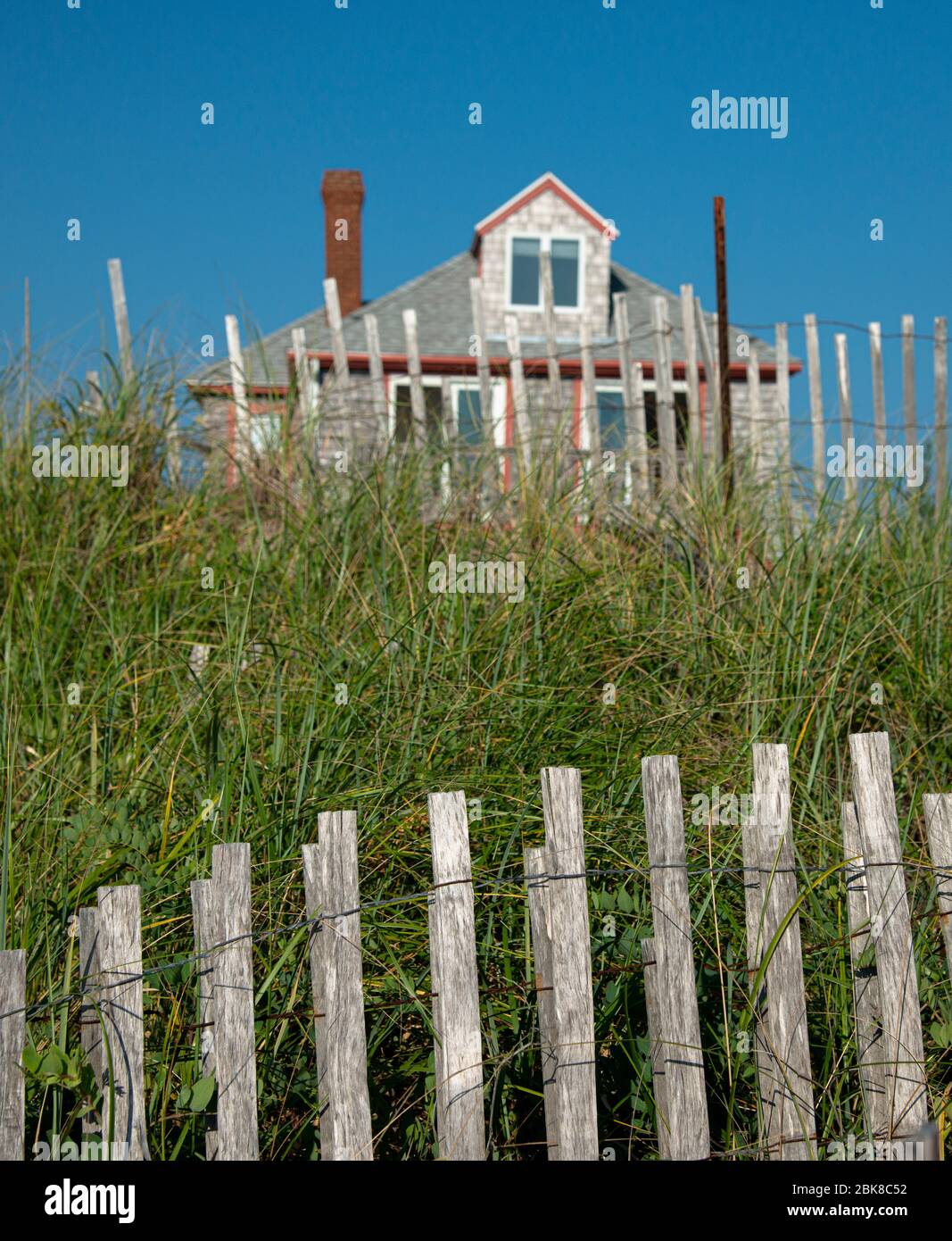 Häuser am Salisbury Beach neben den grasbewachsenen Sanddünen Stockfoto
