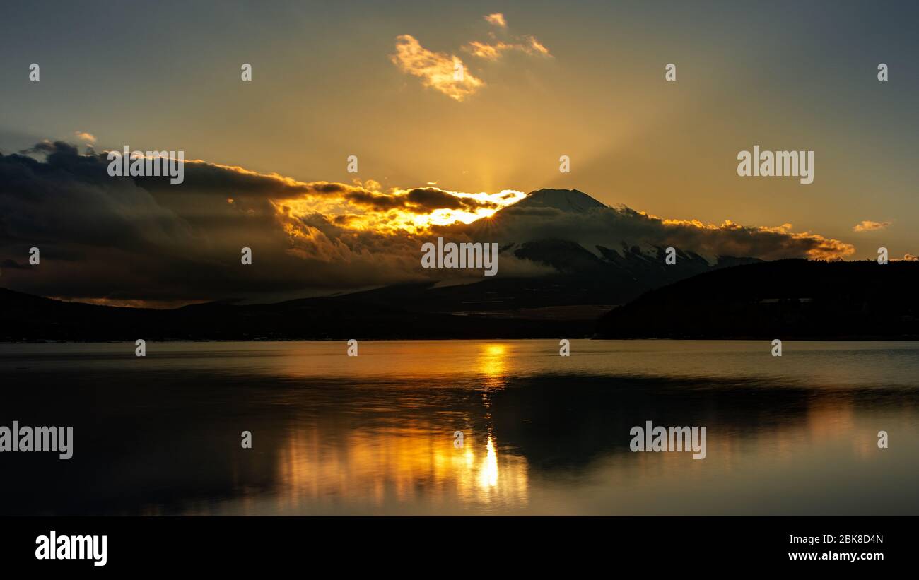 Mount Fuji Sonnenuntergang mit Spiegelung im See Yamanaka, Japan Stockfoto