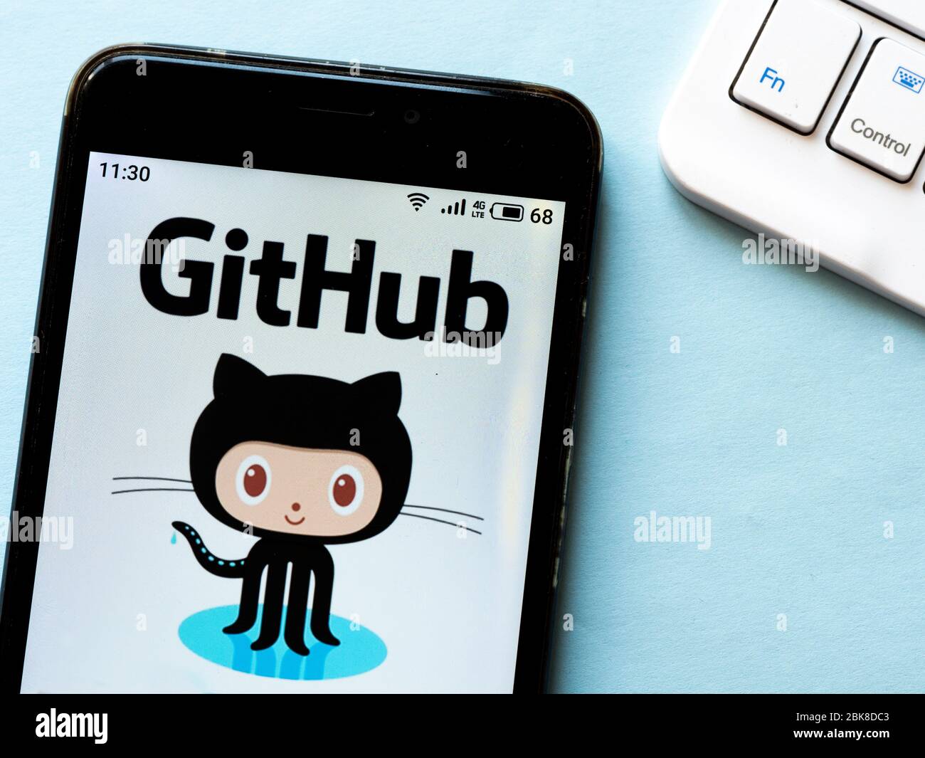 In dieser Abbildung ein GitHub Logo auf einem Smartphone angezeigt. Stockfoto