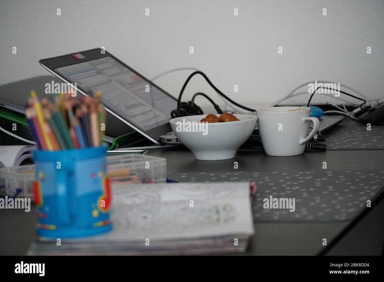 Home Office und Studium auf dem Küchentisch, wenn die ganze Familie arbeitet zusammen bei Coronavirus, COVID-19 Zeit, während der Sperre, um die Gesundheit zu schützen. Stockfoto