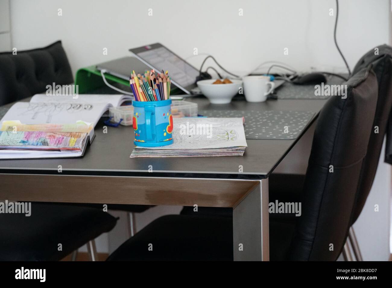 Home Office und Studium auf dem Küchentisch, die ganze Familie arbeitet zusammen bei coronavirus, COVID-19 Zeit, während der Sperre, um die Gesundheit zu schützen. Stockfoto